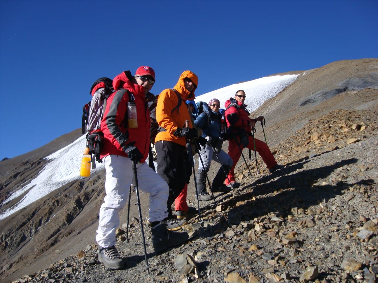 Grupo de trekking en la Cordillera de los Andes, Mendoza